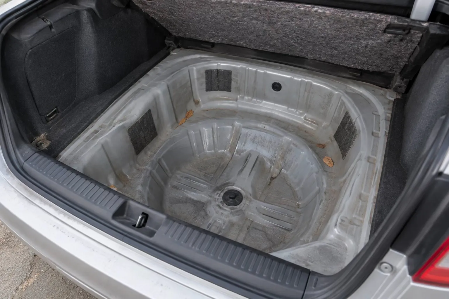 Ниша запаски KIA Rio